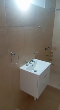 Casa Refaccionada con Local al frente